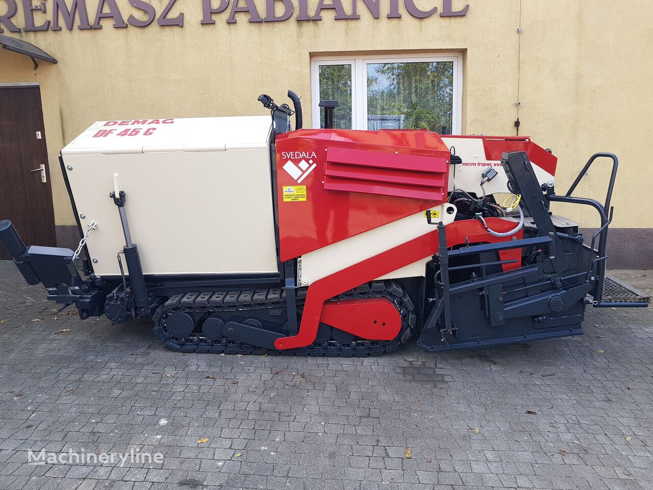 Demag DF45C crawler asphalt paver